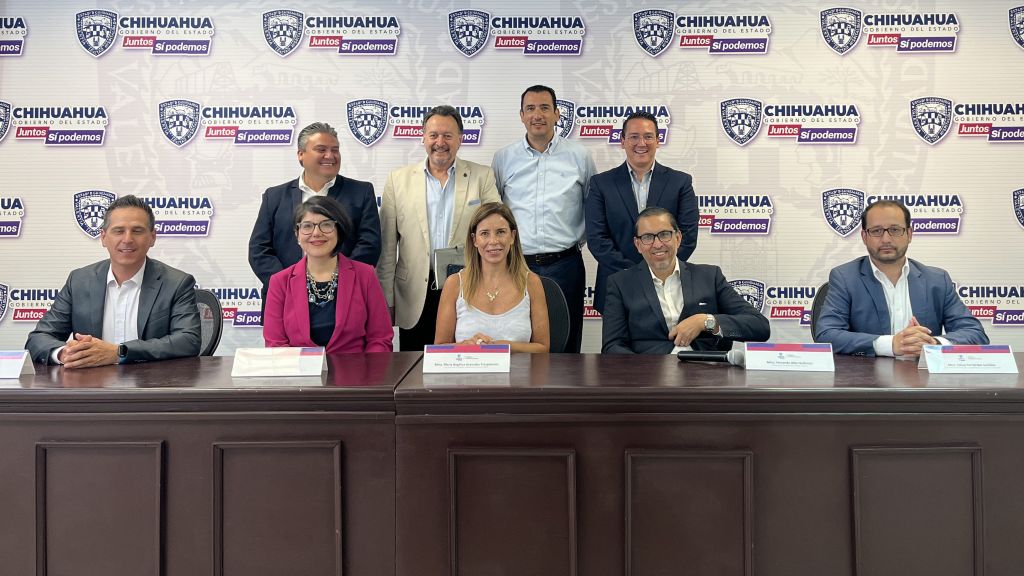 Diana Páez with government and business representatives after the press conference announcing the project in Ciudad Juárez, in August 2022. (From left to right, sitting, Raúl Varela, Director of Institute for Innovation and Competitiveness, María Angélica Granados Trespalacios, Secretary of Innovation and Economic Development of Chihuahua (SIDE), Fernando Alba, Under Secretary for Mining, Energy and Industry, and Ulises Fernández, Under Secretary for Innovation and Economic Development. From left to right, standing, Sergio Mancinas, Director of INADET, Jaime Campos, Industry Director at SIDE, René Chavira, Executive Director, Desarrollo Económico del Estado de Chihuahua, and Guillermo Alvarez, Executive Director, Chihuahua Futura.