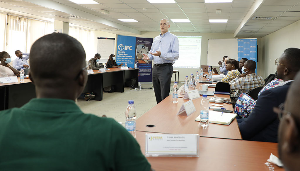 Ioan Cleaton-Jones—WDI Director, Healthcare Delivery, speaks to an audience participating in the African Medical Equipment Facility (AMEF) program in Côte d’Ivoire.