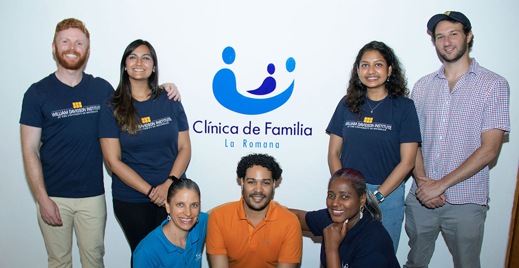 Group photo at Clinica de Familia. MBA candidates Drew Davis, Nishta Sawhney, Manshi Sanghai and Daniel Kolodney. Lower row, Clinica de Familia staff, from left to right: Mina Halpern Lozada, Executive Director; Jeffrey González, Student Program Coordinator; Kellys King, Director of Operations. Image credit: Quennie Paniagua